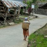 Toraja_Beerdigung_Menschen_Strasse